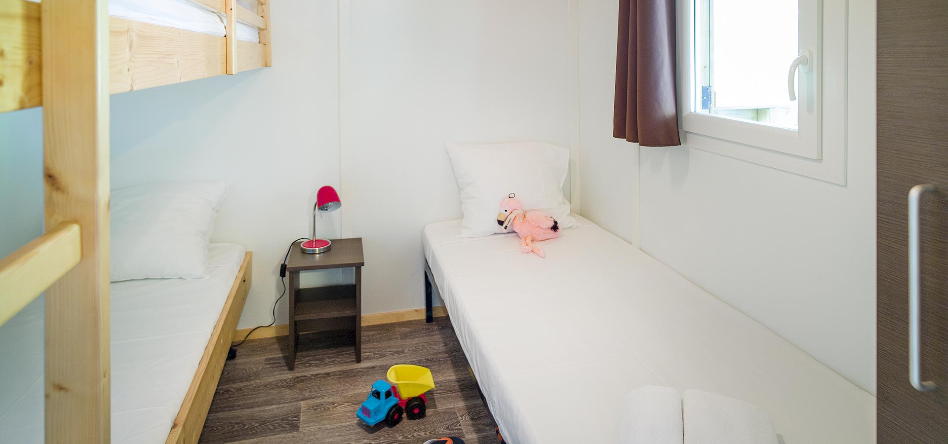 Camping san damiano bungalow confort village 1 seconde chambre lit simple flamand rose jouet